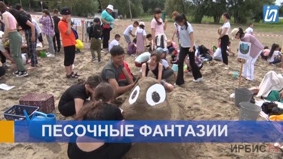 700 школьников одновременно строили песочные замки на берегу Иртыша